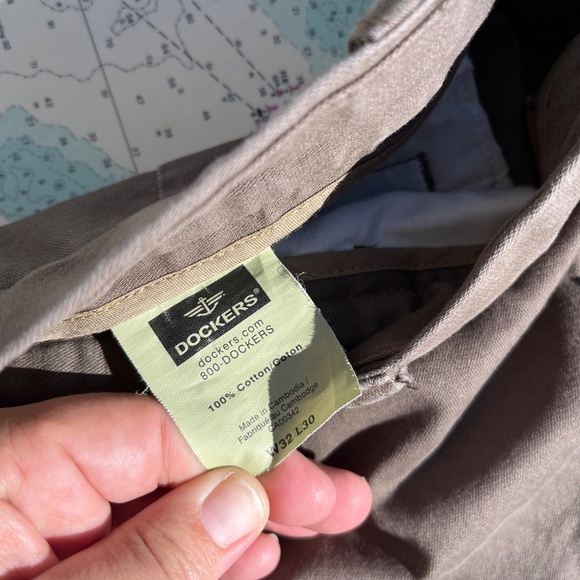 Dockers 100% Cotton Khaki Pants 32 x 30 - Picture 3 of 6